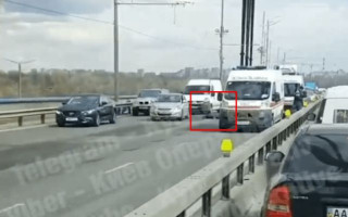 Трагедия в Киеве: мужчина разбился на Северном мосту, видео