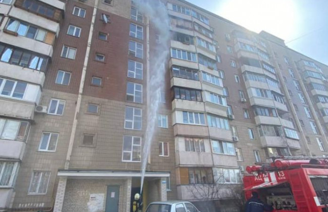 В Киеве вспыхнула квартира в многоэтажке