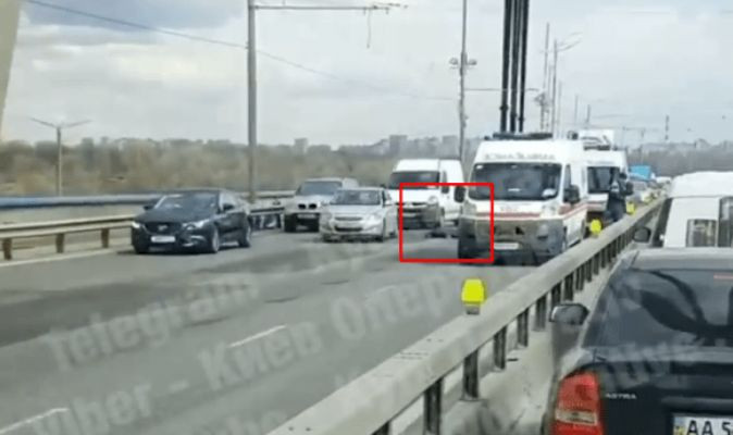 Трагедия в Киеве: мужчина разбился на Северном мосту, видео