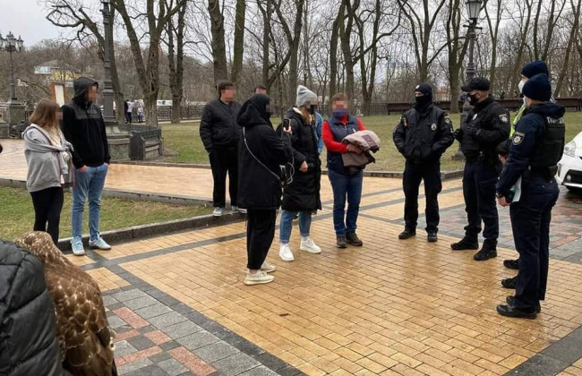 Жорстоке поводження з птахами на Володимирському узвозі: поліція конфіскувала тварин