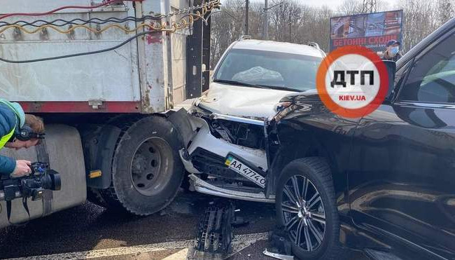 ДТП під Києвом: позашляховик іноземного дипломата спровокував серйозну аварію
