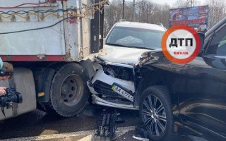 ДТП під Києвом: позашляховик іноземного дипломата спровокував серйозну аварію