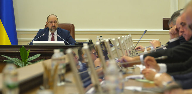 Кабмін знову змінює карантинну постанову: хто не підлягатиме самоізоляції