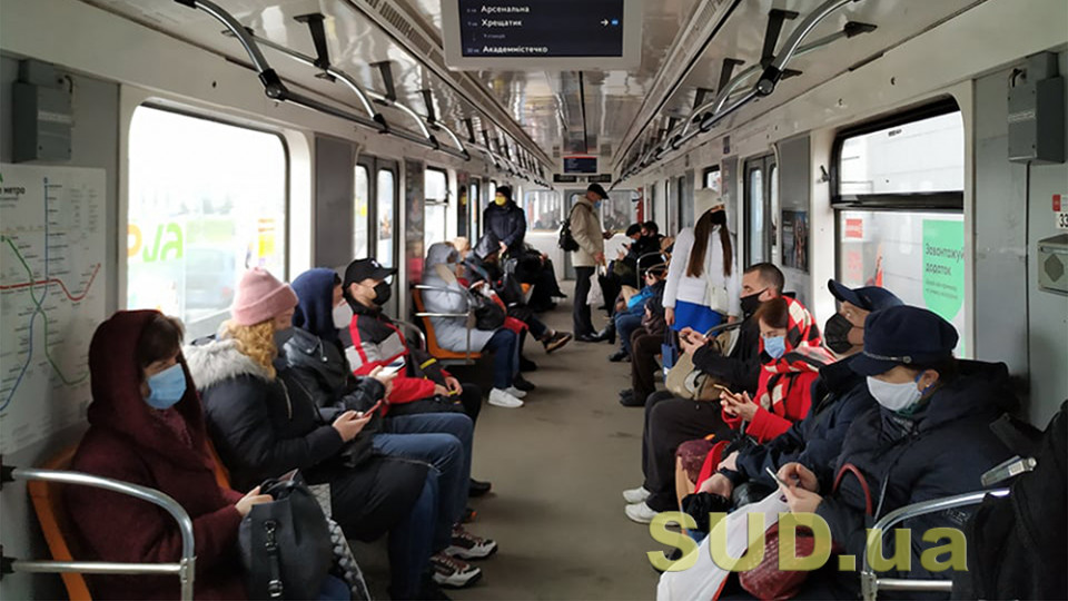 В киевском метро стало гораздо больше людей, фоторепортаж