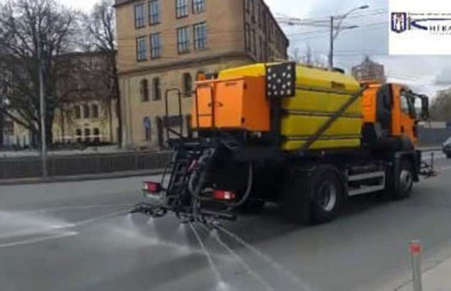 Киевские дороги круглосуточно моют шампунем