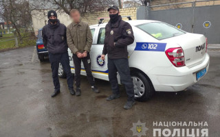 Под Киевом мужчина ограбил пенсионера прямо на улице