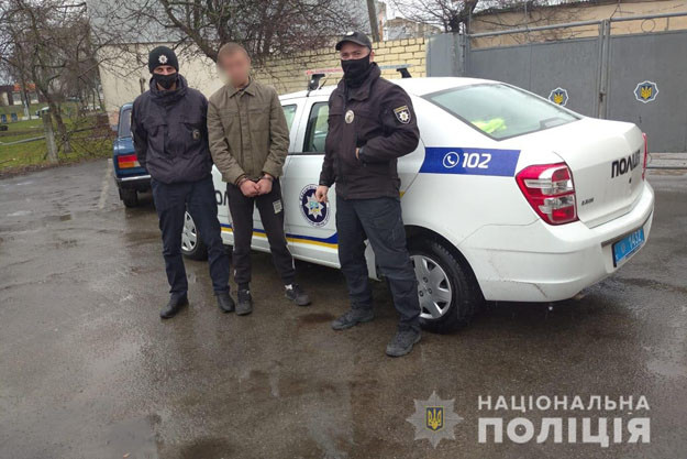 Под Киевом мужчина ограбил пенсионера прямо на улице