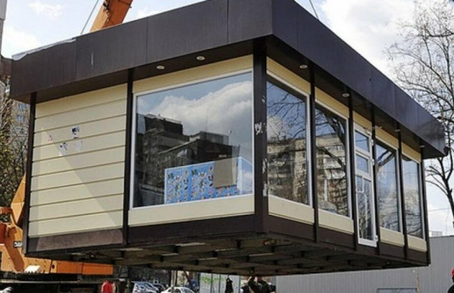 В Киеве возле Оболонской набережной убрали незаконные МАФы: фото