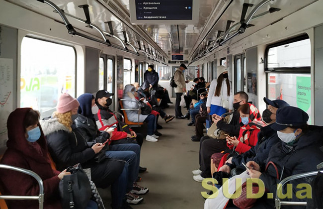 В киевском метро стало гораздо больше людей, фоторепортаж