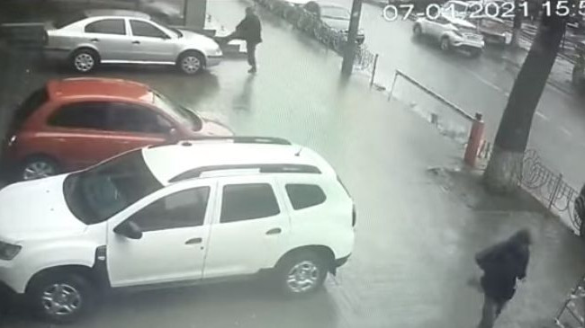 У Києві судові охоронці затримали вуличного хулігана, відео