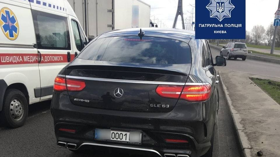 За «липові» номера патрульні затримали водія «Mercedes»