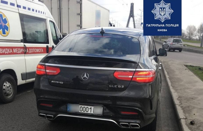 За «липові» номера патрульні затримали водія «Mercedes»