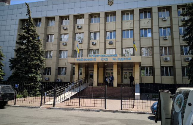 Участник судебного процесса указал несовершеннолетнюю дочь судьи своим представителем в суде, чтобы добиться отвода