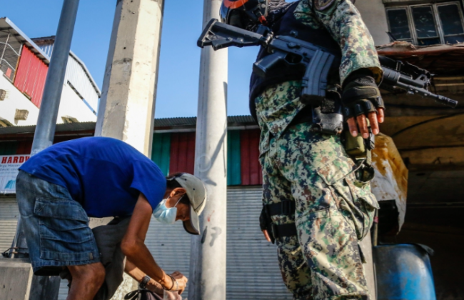 Мужчина на Филиппинах умер после того, как сделал 300 приседаний за нарушение комендантского часа в связи с Covid