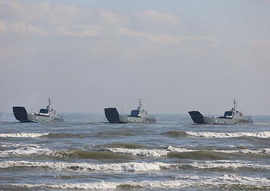 Россия объявила об учениях и перебрасывает десантные и артиллерийские катера Каспийской флотилии в Черное море