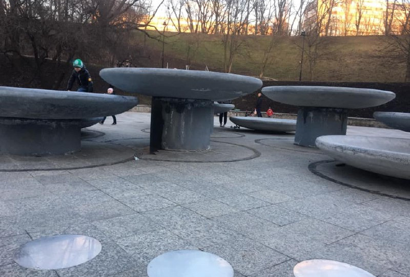 В столичном парке рушится новый фонтан, который даже не успели включить: фото
