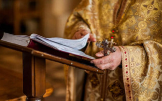Українських священнослужителів прирівняли до соцправників: вони другі на черзі щеплення