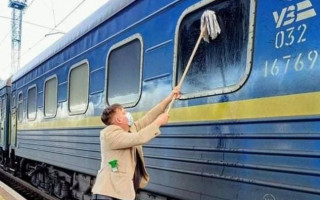 Купил швабру и моющее средство: датчанин помыл окно поезда «Укрзализныци», фото