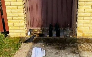 В Киеве чиновнику домой подбросили бутылки с «коктейлем Молотова»