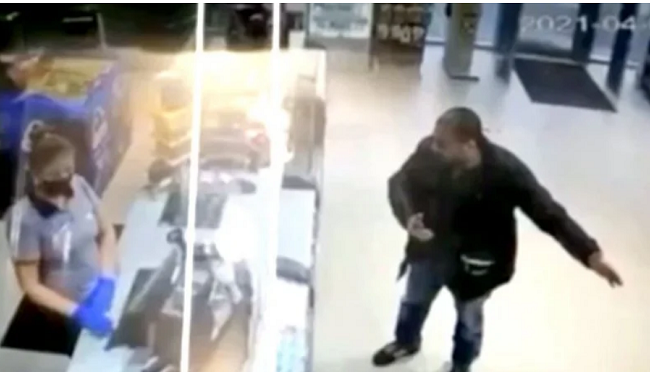 У Києві на АЗС водій плюнув касирці в обличчя за прохання надіти маску: відео