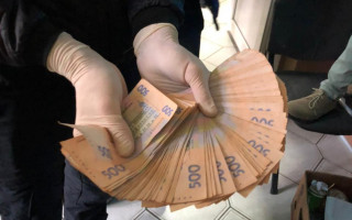 150 тисяч грн за повернення коштів, викрадених шахраями: затримано двох працівників кіберполіції