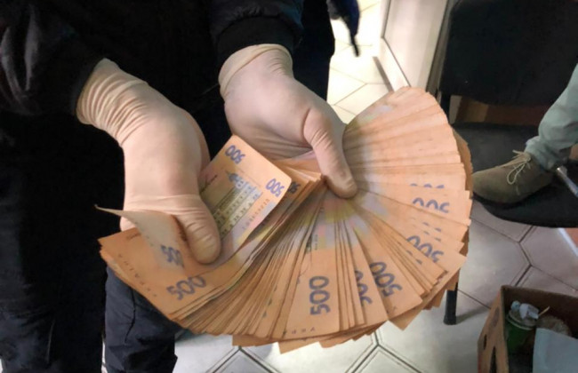 150 тисяч грн за повернення коштів, викрадених шахраями: затримано двох працівників кіберполіції