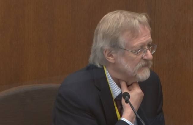 Джордж Флойд умер из-за нехватки кислорода, вызванной ограничениями, утверждает эксперт по легким