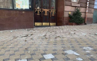 В центре Киева обвалился фасад здания, фото
