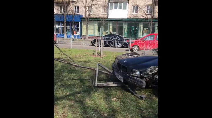 Серьезное ДТП в Киеве: BMW вырвало дерево, видео