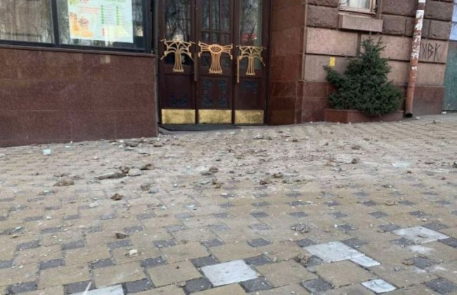 В центре Киева обвалился фасад здания, фото