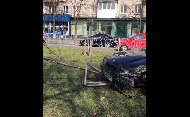 Серьезное ДТП в Киеве: BMW вырвало дерево, видео