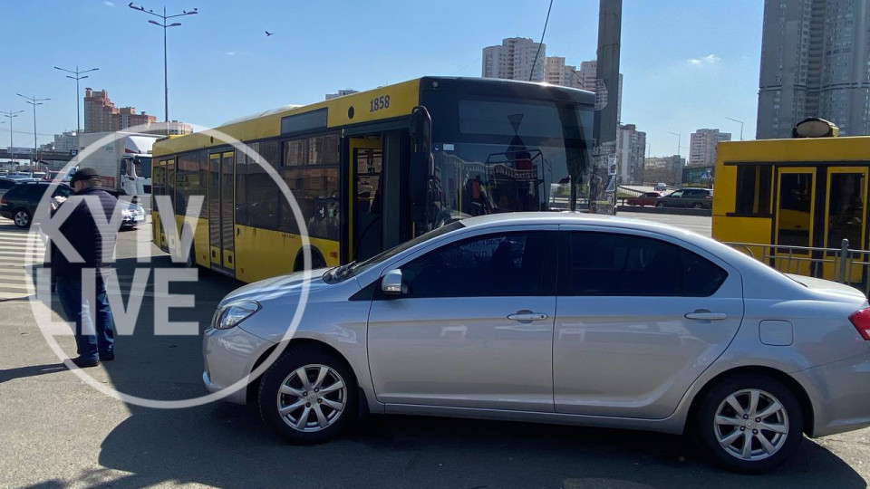 В Києві на Позняках водію стало погано під час руху: автобус влетів у стовп