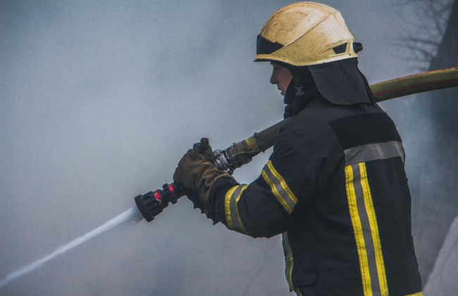 На Дарнице горела свалка: спасателям приходилось организовывать подвоз воды