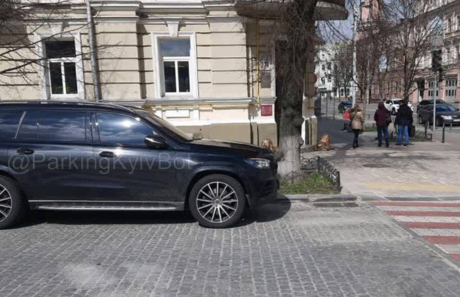 У Усика забрали автомобиль в центре Киева, фото