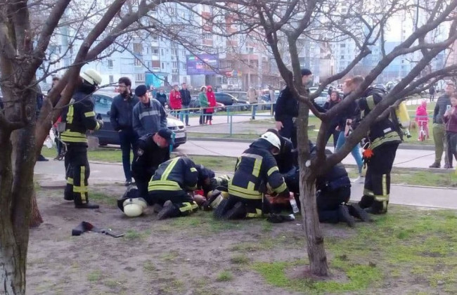 В Киеве во время пожара на Троещине чудом спасли маленьких детей: были без признаков жизни, видео
