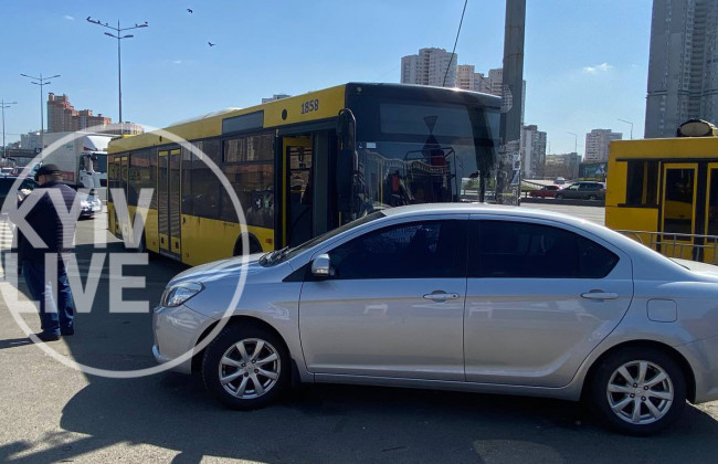 В Києві на Позняках водію стало погано під час руху: автобус влетів у стовп