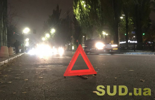 В Киеве водитель скутера влетел в яму и едва не попал под машину, видео