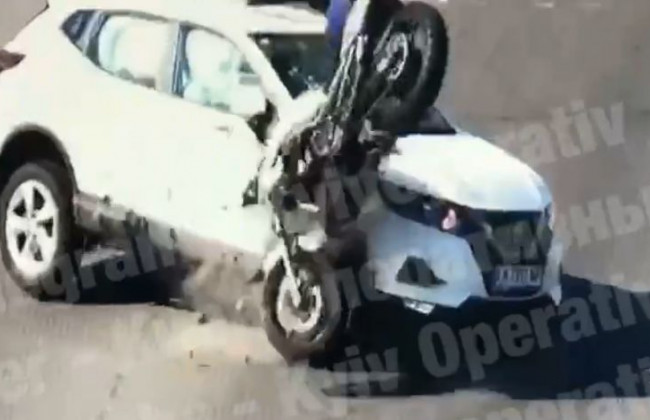 Серьезное ДТП в Киеве: мотоциклист врезался во внедорожник, видео