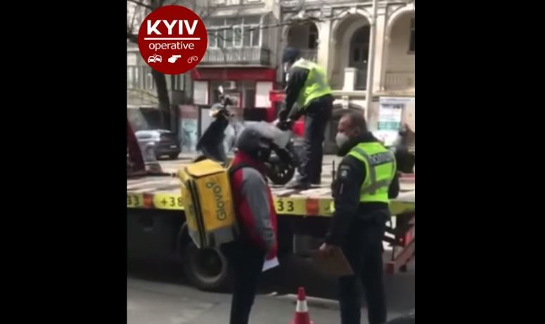 В центре Киева эвакуатор забрал мопед курьера Glovo, видео