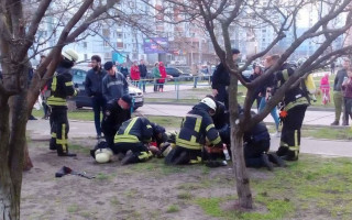 В Киеве во время пожара на Троещине чудом спасли маленьких детей: были без признаков жизни, видео