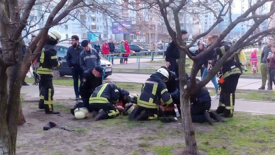 В Киеве во время пожара на Троещине чудом спасли маленьких детей: были без признаков жизни, видео