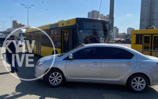 В Києві на Позняках водію стало погано під час руху: автобус влетів у стовп