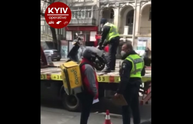 В центре Киева эвакуатор забрал мопед курьера Glovo, видео