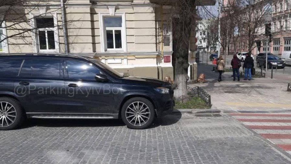 У Усика забрали автомобиль в центре Киева, фото