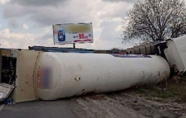 Под Киевом перевернулась фура со взрывоопасным грузом