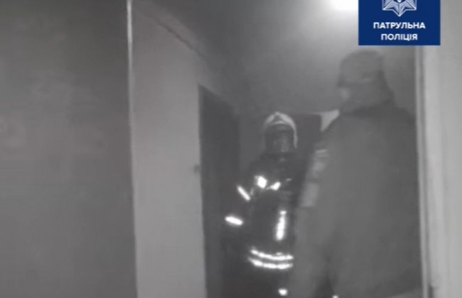 В Киеве полицейские спасли из пожара двух детей, видео