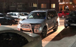 Киевлян разозлил «герой парковки» на внедорожнике, фото