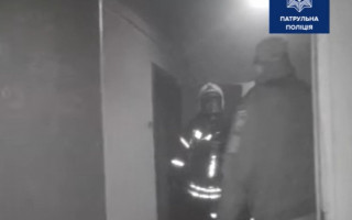 В Киеве полицейские спасли из пожара двух детей, видео