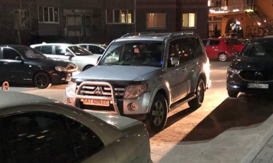 Киевлян разозлил «герой парковки» на внедорожнике, фото