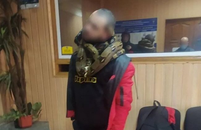 В центре Киева мужчина пугал прохожих змеями